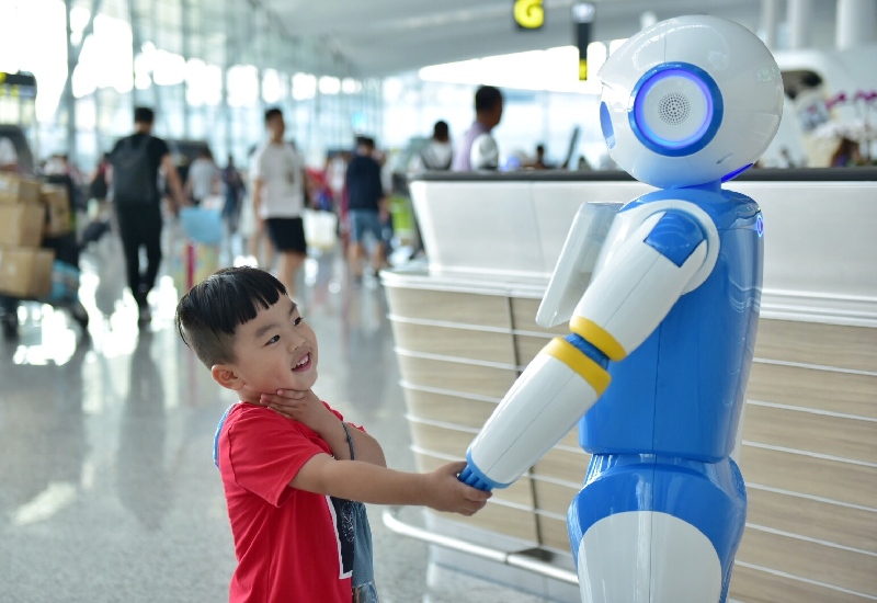 智慧出行新體驗:白云機場上線“云朵”智能機器人