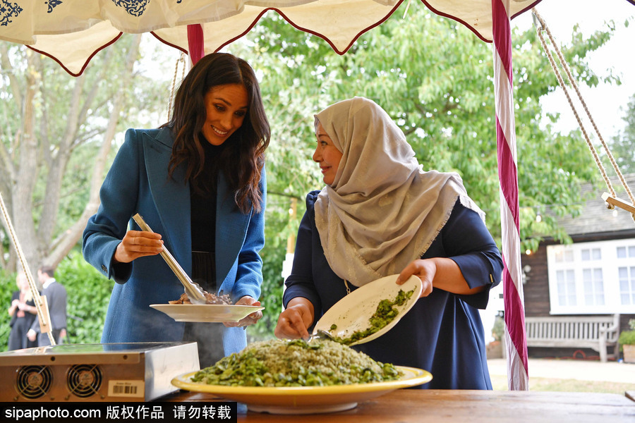 英國(guó)哈里王子夫婦出席烹飪書籍出版儀式 梅根王妃親自嘗試展現(xiàn)廚藝