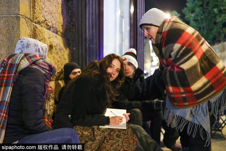 “蘋(píng)果”的誘惑！莫斯科街頭上演“扎營(yíng)露宿”只為購(gòu)買(mǎi)iPhone X系列新品