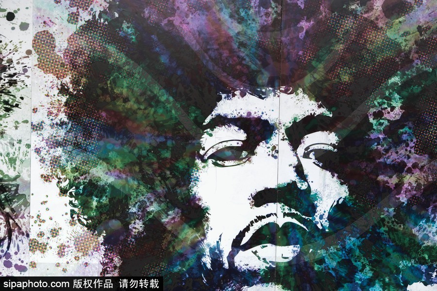 巴西：致敬偶像！圣保羅街頭出現搖滾明星巨幅畫像