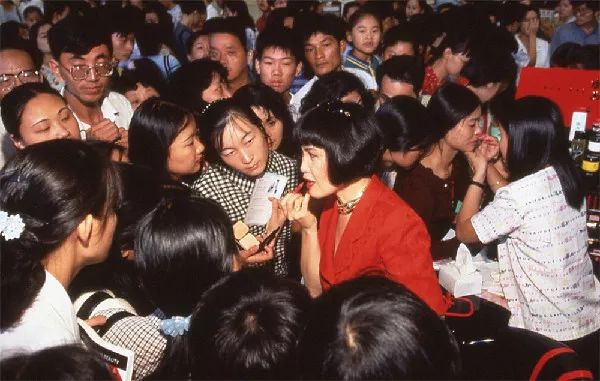 上世紀末的“國民女神”什么樣？外媒贊她“用一支支口紅改變中國形象”丨40年40人