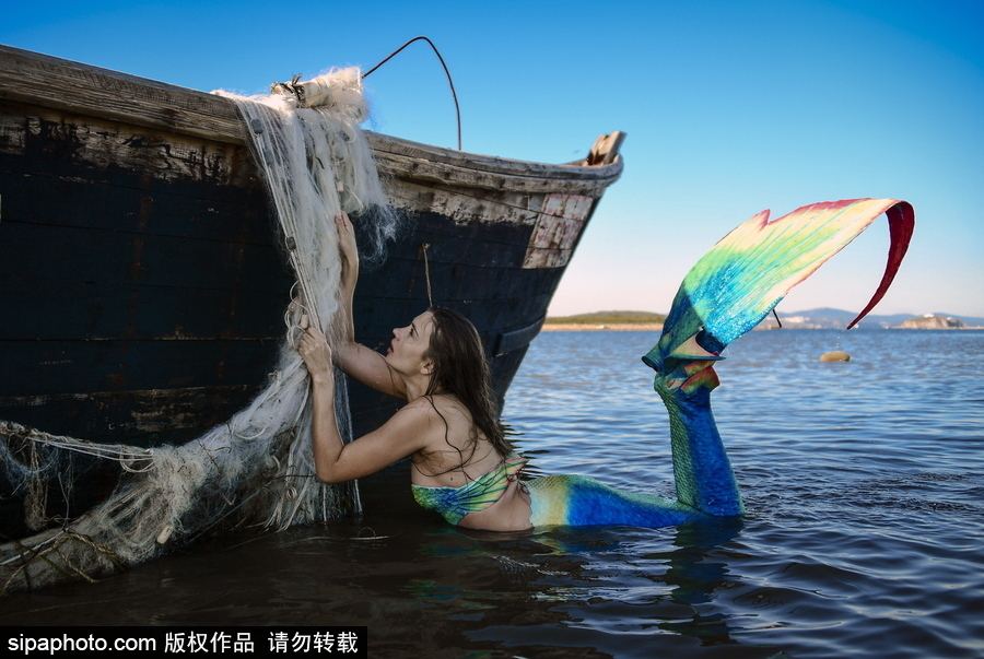 俄羅斯符拉迪沃斯托克：“美人魚”模特水中拍照再現童話場景