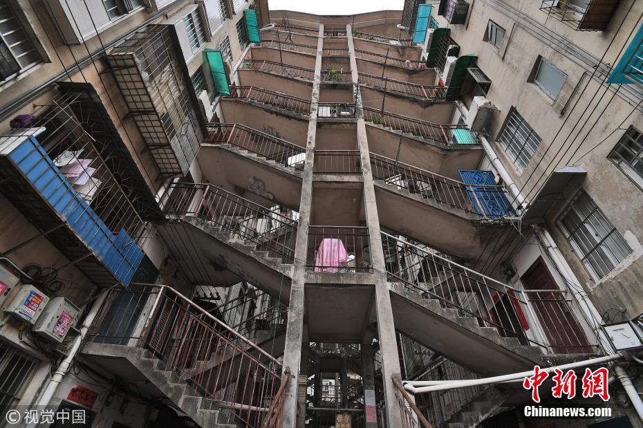 南寧現(xiàn)鴛鴦樓建筑 兩棟樓共用一個樓梯通行