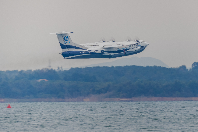 鯤龍出水!國(guó)產(chǎn)大型水陸兩棲飛機(jī)新突破