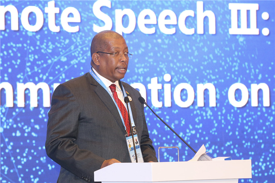 莫桑比克共和國(guó)科學(xué)技術(shù)、高等教育和職業(yè)培訓(xùn)部部長(zhǎng)若熱·奧利維奧·佩尼塞拉·年比烏發(fā)言