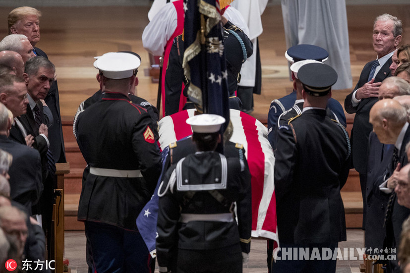 美國前總統(tǒng)老布什葬禮舉行 小布什致悼詞幾度哽咽輕撫靈柩