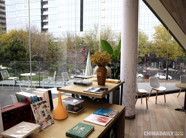 西安網(wǎng)紅書店成“爆款” “玻璃盒”中享受愜意閱讀時(shí)光