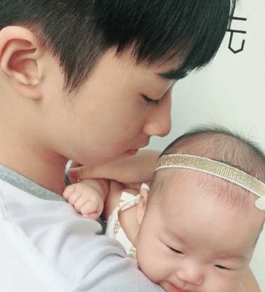 伊能靜抱女兒現身 小米粒模樣神似奶奶