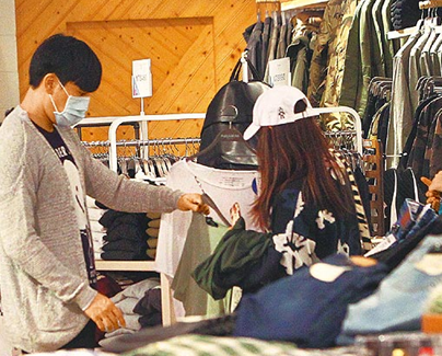 伊能靜抱女兒現身 小米粒模樣神似奶奶