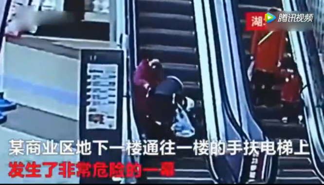 外賣(mài)小哥扔飯救娃 兩人合作化險(xiǎn)為夷【組圖】