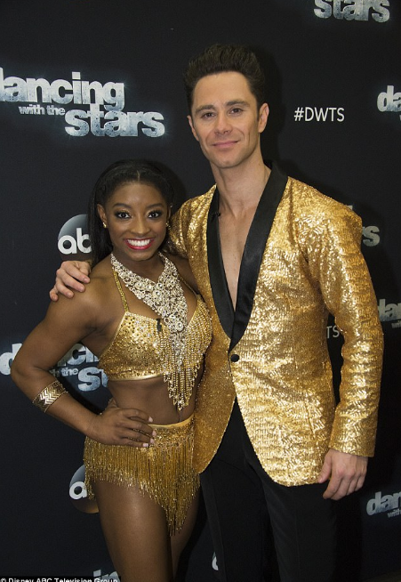 看著都疼！奧運冠軍“腳滑”劈叉痛到叫出來