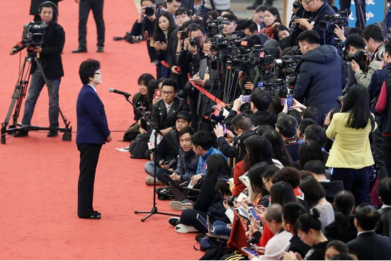 兩會圖集:在“部長通道”接受采訪的部長們