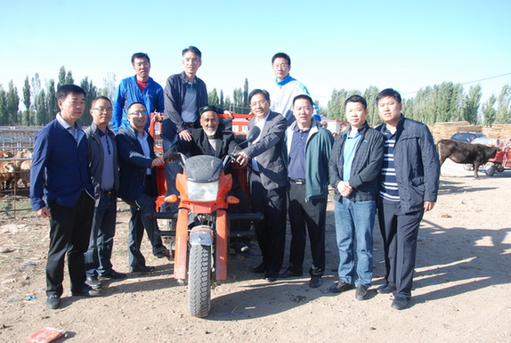 援疆干部結(jié)對(duì)幫扶貧困戶 捐贈(zèng)“愛心牛羊”助脫貧