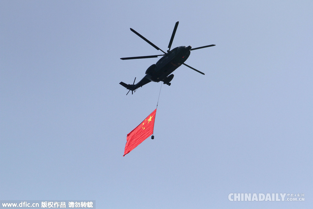 抗戰(zhàn)勝利70周年閱兵：空中護(hù)旗方隊(duì)飛過(guò)北京CBD