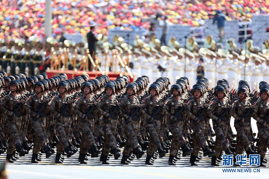 英模部隊方隊通過天安門廣場接受檢閱