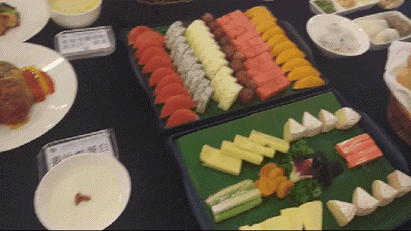 全程冷鏈制作，車間空氣都得符合衛(wèi)生標(biāo)準(zhǔn)【十九大精神進(jìn)央企】漲姿勢！帶你看一頓航空飛機(jī)餐是怎樣誕生的？