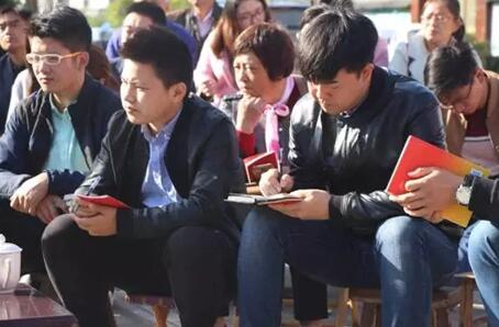 【領航新征程】這個鄉鎮成立了“板凳講習所”宣傳十九大精神，可能是全國第一家！