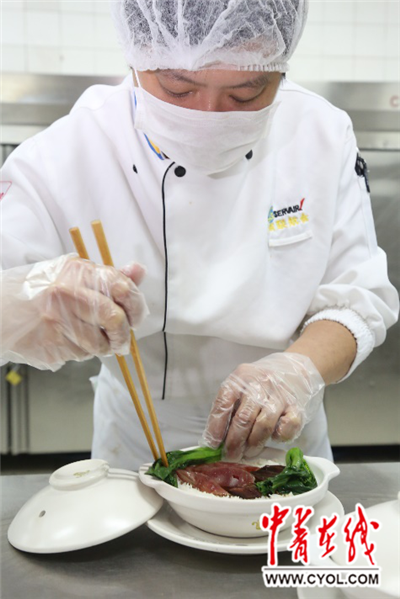 全程冷鏈制作，車間空氣都得符合衛(wèi)生標(biāo)準(zhǔn)【十九大精神進(jìn)央企】漲姿勢！帶你看一頓航空飛機(jī)餐是怎樣誕生的？